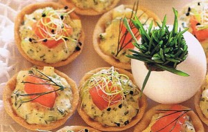 Apéro-Tartelettes mit pikantem Eier-Tatar und Rauchlachs